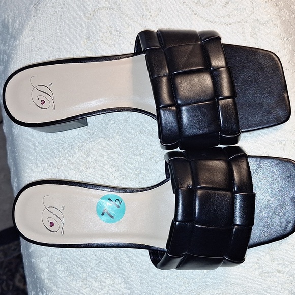 Large Weave Square Toe Slip-on Block Heel Sandals - Picture 2 of 6